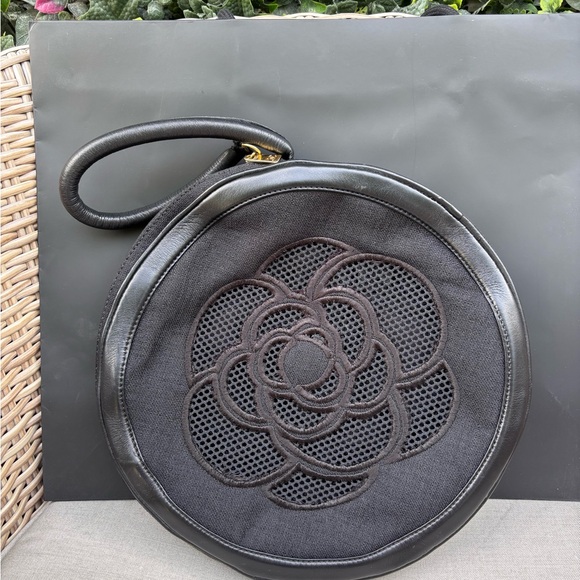 Authentic CHANEL RARE runway round perforated CC camellia black clutch - Picture 3 of 14
